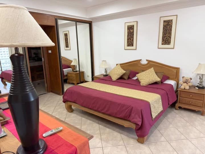 חדר שינה 2 • חדר רחצה צמוד • חלון גדול • גישה למרפסת קטנה • Wi-Fi בכל הנכס (מהיר וללא הגבלה) • מגבות רחצה ומגבות חוף