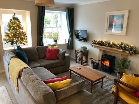 Successful Airbnb property: Cosy highland retreat with beautiful sea views. in Lochalsh