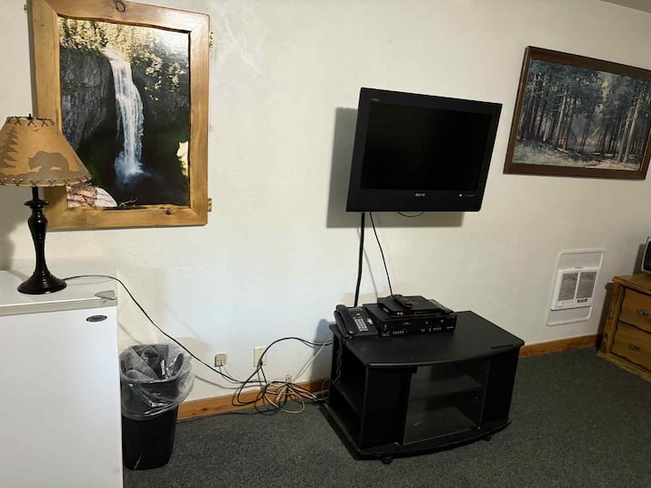 Williamette Pass Inn - Queen Room With Kitchenette - Pet Friendly - Odell Lake, OR