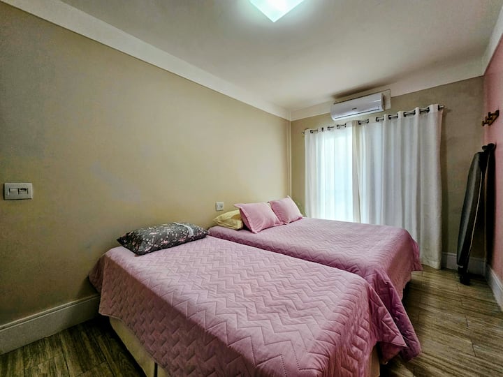 Chumba cha 4 - Chumba cha rangi ya waridi kilicho na Bafu la Pink 