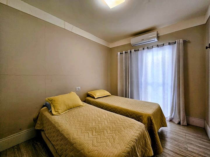 Chumba cha kulala cha tano ambacho si chumba cha kulala - Chumba cha Njano - kina bafu karibu . 