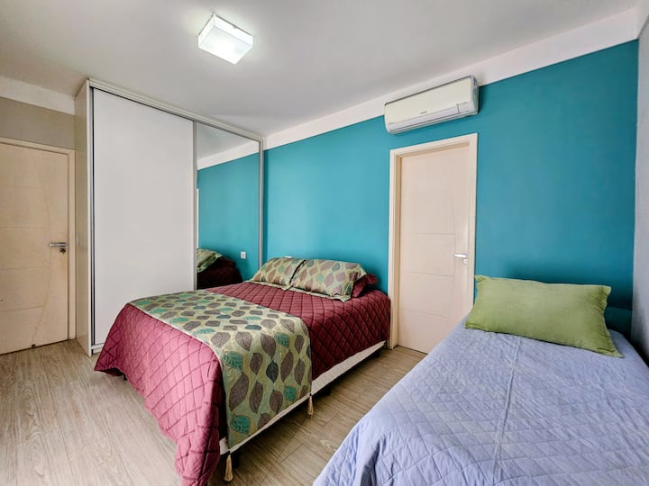 Chumba cha 1 - Chumba cha Kijani cha Tiffany kilicho na bafu lenye bafu mbili 