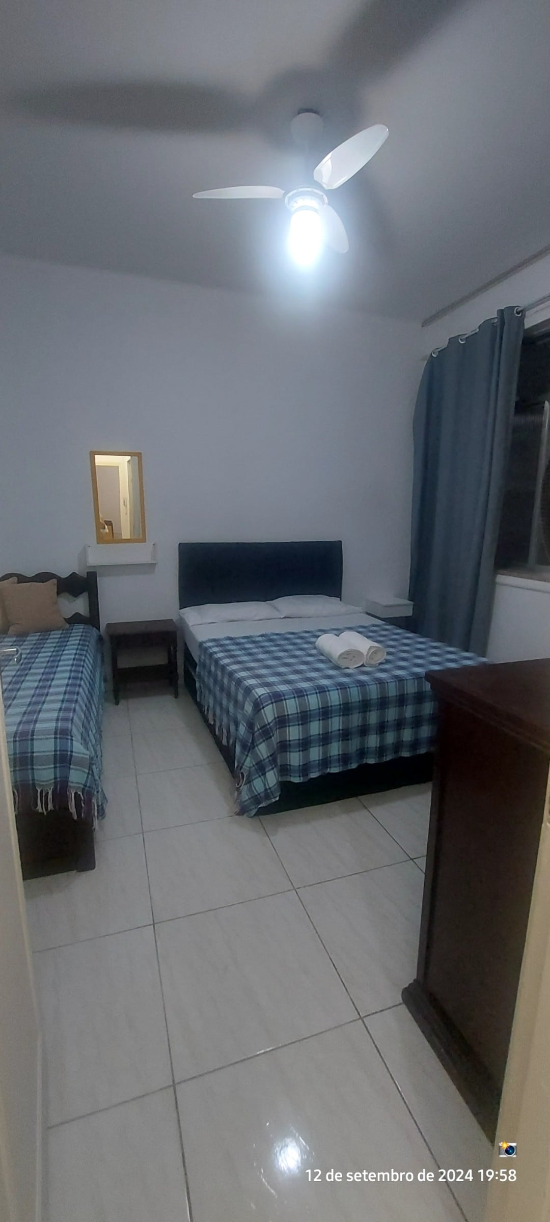 CAMA DE MATRIMONIO, CAMA INDIVIDUAL, VENTILADOR DE TECHO.