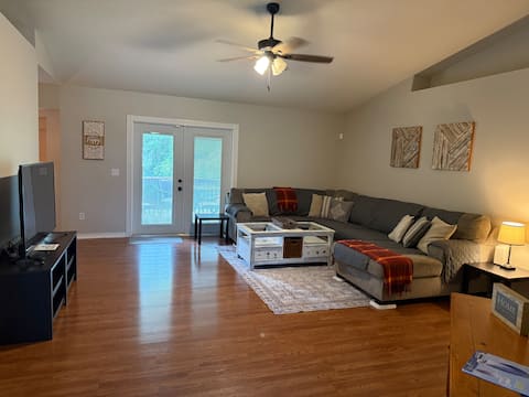 Cozy & Contemporary Family Retreat