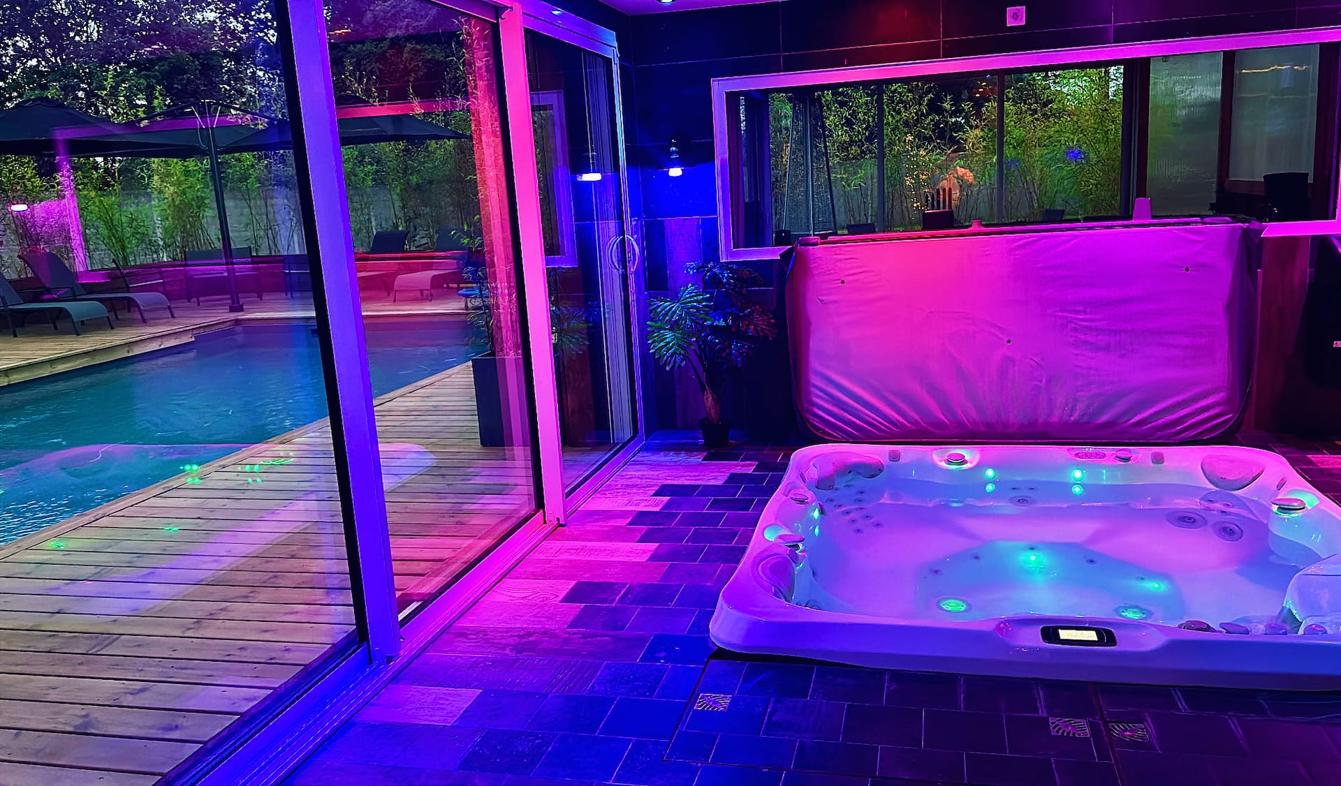 The essentials / Jacuzzi-Pool-Sauna-Hammam