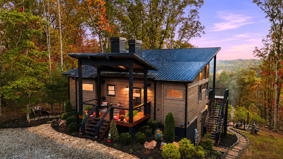 Boujee Lodge, with long-range Blue Ridge views, Blue Ridge, Georgia, USA, photo 8 of 10