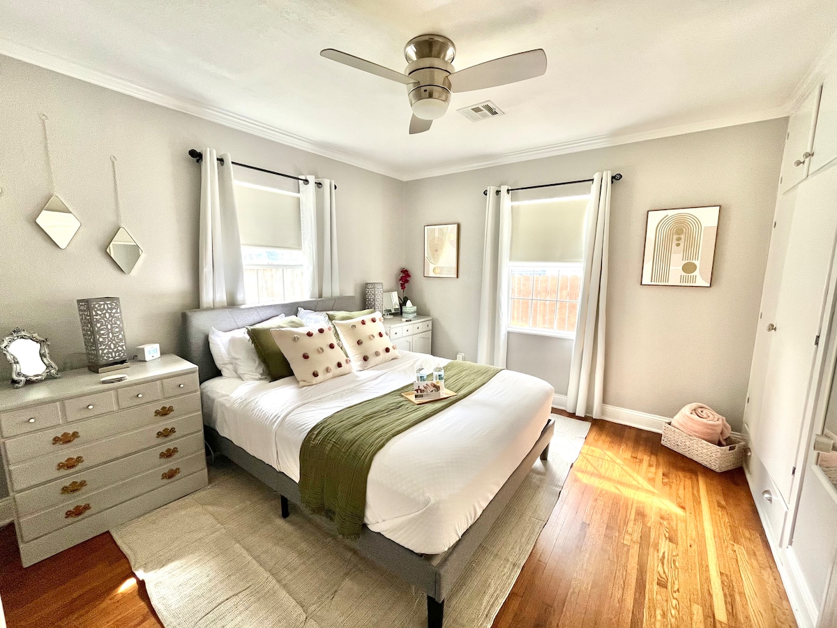 Este dormitorio cuenta con una cama tamaño queen, mucho espacio de almacenamiento, despertador, carga USB y el armario extra grande que contiene artículos para niños. (Juguetes, mochila y trona).