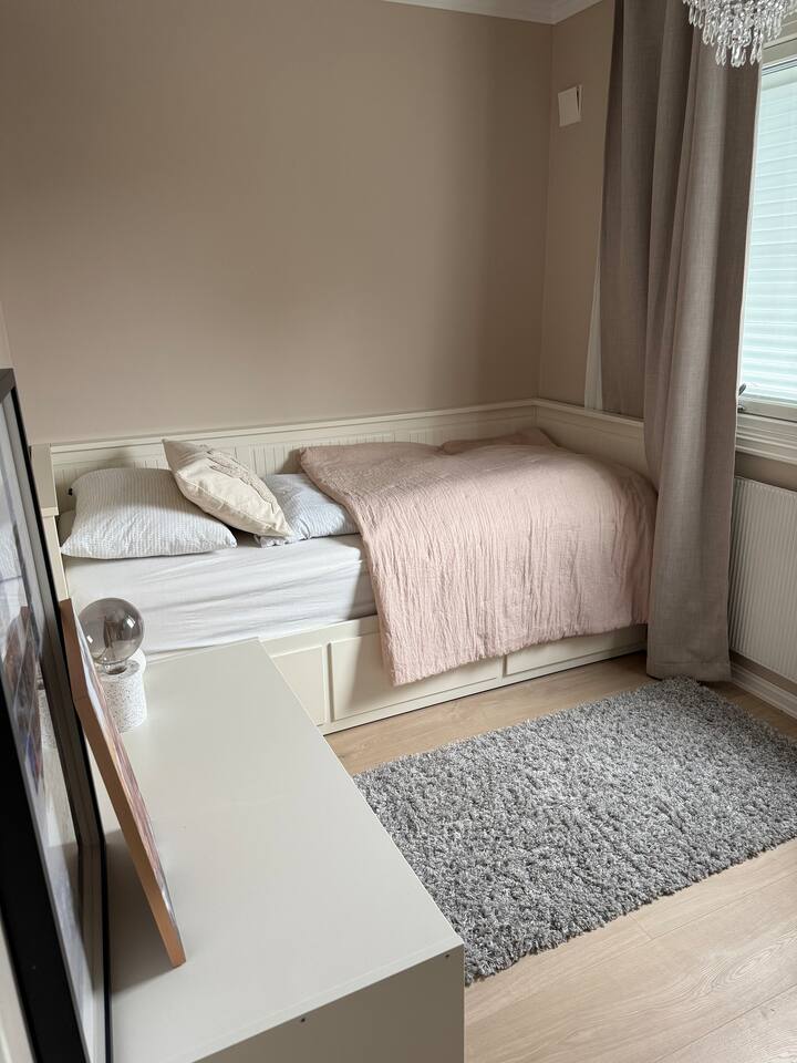 如果需要，单人床也可以拉出来变成双人床。