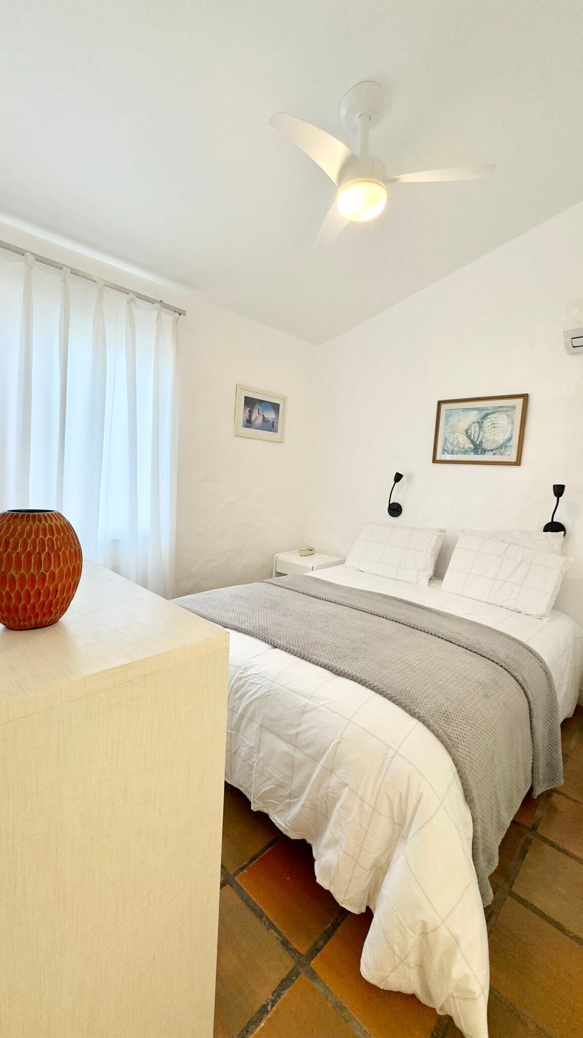 جناح بسرير ملكي وتكييف هواء (ساخن وبارد) 