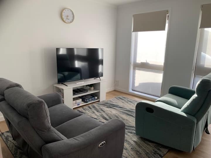 Pet Friendly 2 Bedroom Unit Near Pakington Street - North Shore