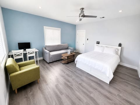 Top performing Airbnb: Private Suite Near LAX & SoFi | Free Parking in Los Angeles