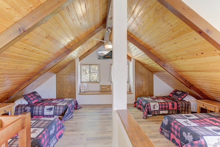 Поткровје на горниот кат, посебен простор, но нема ѕид помеѓу другата страна на поткровјето каде што има брачен кревет (широк 150-179 см).