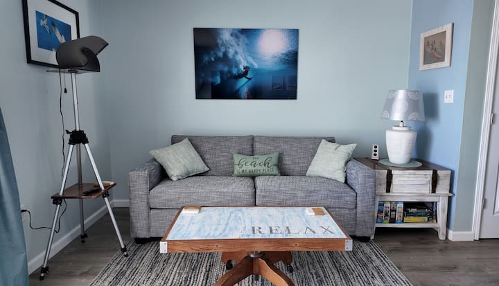 Úplne nová rozkladacia pohovka. Zahŕňa 7,5-palcovú manželskú posteľ Queen!

Konferenčný stolík a lampa vľavo sú funkčné umelecké diela vytvorené majiteľom. Jedna je vyrobená zo základne starožitnej stoličky, druhá z viac ako 20 rokov starého statívu Bogen a lampy z temnej komory.