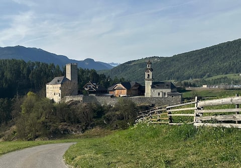 Popular Airbnb listing: Ferienwohnung/Holiday apartment Lamprechtsburg in Bruneck