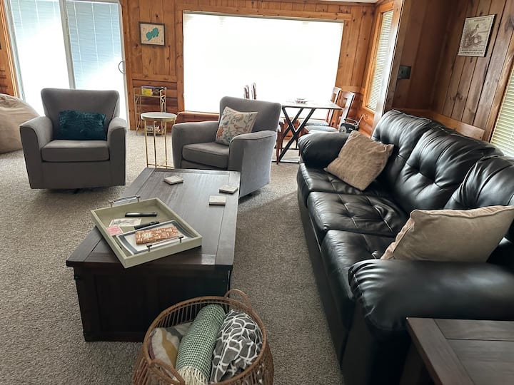 Sala de estar y comedor.  O la mesa se puede utilizar para los juegos.   Tenemos juegos de mesa y juegos de cartas para jugar.  