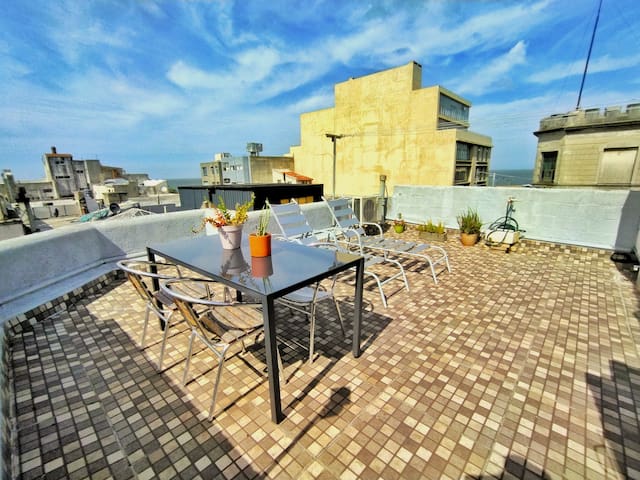 Entire home with 2 bedrooms in Montevideo Montevideo Department - Casa entera, con amplia terraza, jacuzzi y garaje