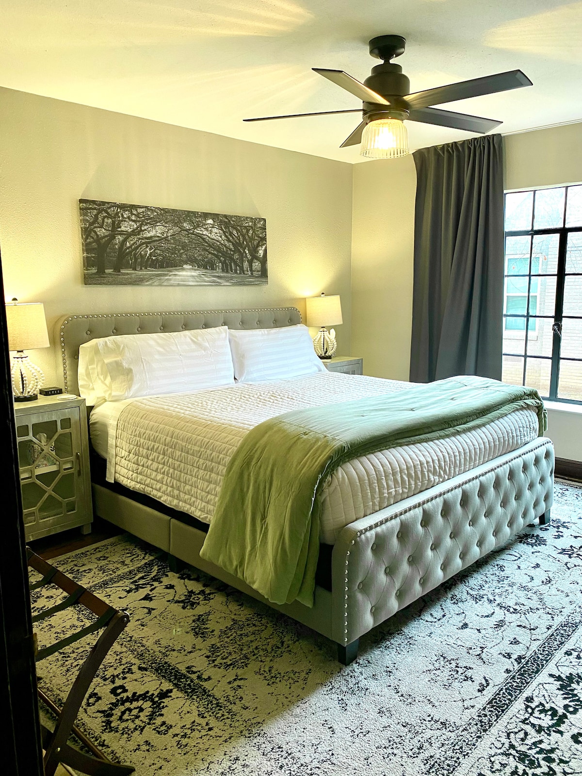 Დიდი ზომის საწოლს აქვს განსაკუთრებულად კომფორტული ლეიბი, ხოლო ოთახის გამუქებული გადასაფარებლები მშვიდად გაატარებს დროს. 