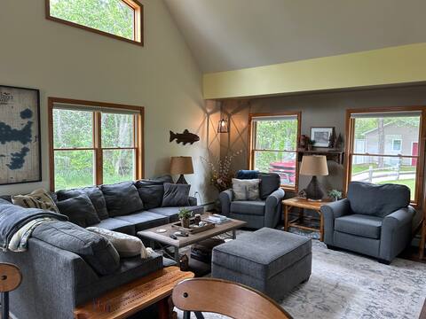 Bayview Lakefront Cottage, sleeps 6