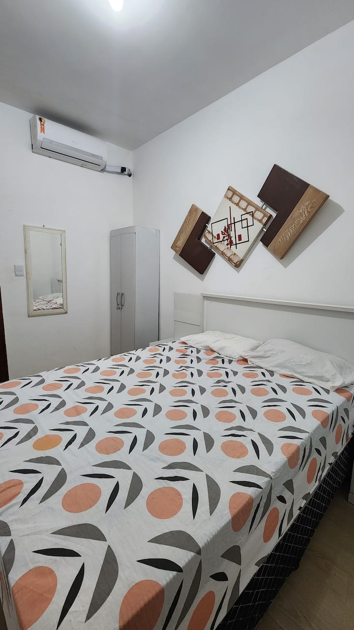Dormitorio 1: cama doble con aire acondicionado y ventilador de pared + 2 colchones individuales.