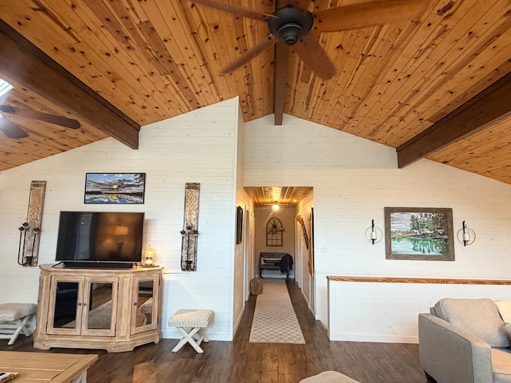 Waterfront-35 Miles To Auburn. Clean, Well Stocked - Lake Martin, AL
