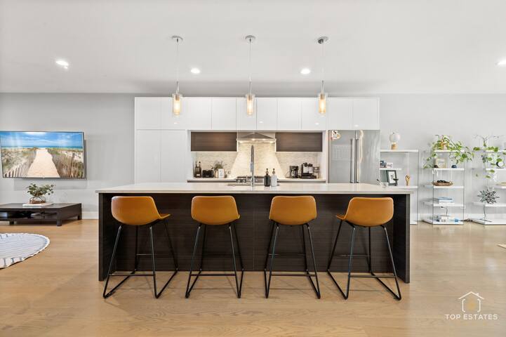 The Urban Oasis | Outdoor Lounge • Sleeps 10+ gallery image 2