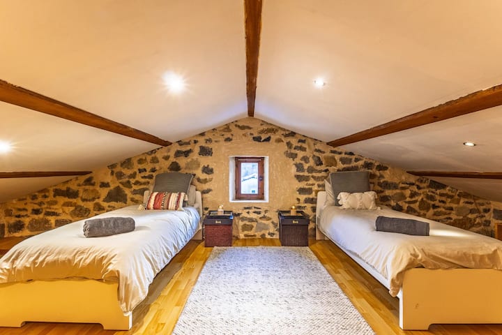 Podkrovný apartmán je veľký priestor s 2 samostatnými lôžkami a panoramatickým oknom s nádherným výhľadom na okolité hory.