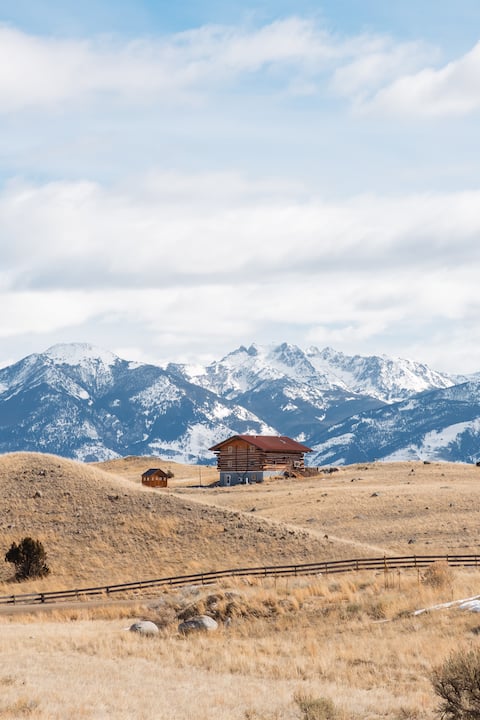 Yellowstone Basecamp Lodge - Epic Mountain Views