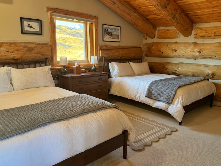 楼上的次卧室设有两张标准双人床和迷你分体式空调系统。 