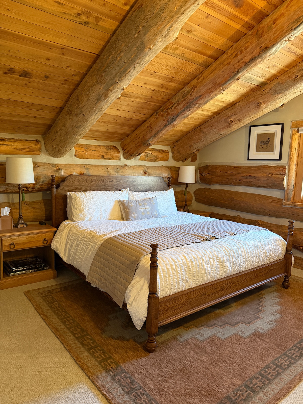 ห้องนอนชั้นบนห้องนี้มีเตียงคิงไซส์และเครื่องปรับอากาศมินิสปลิตสำหรับช่วงฤดูร้อน มีเตียงเด็กเล็กและแพ็คแอนด์เพลย์ในห้องเก็บของชั้นใต้ดิน