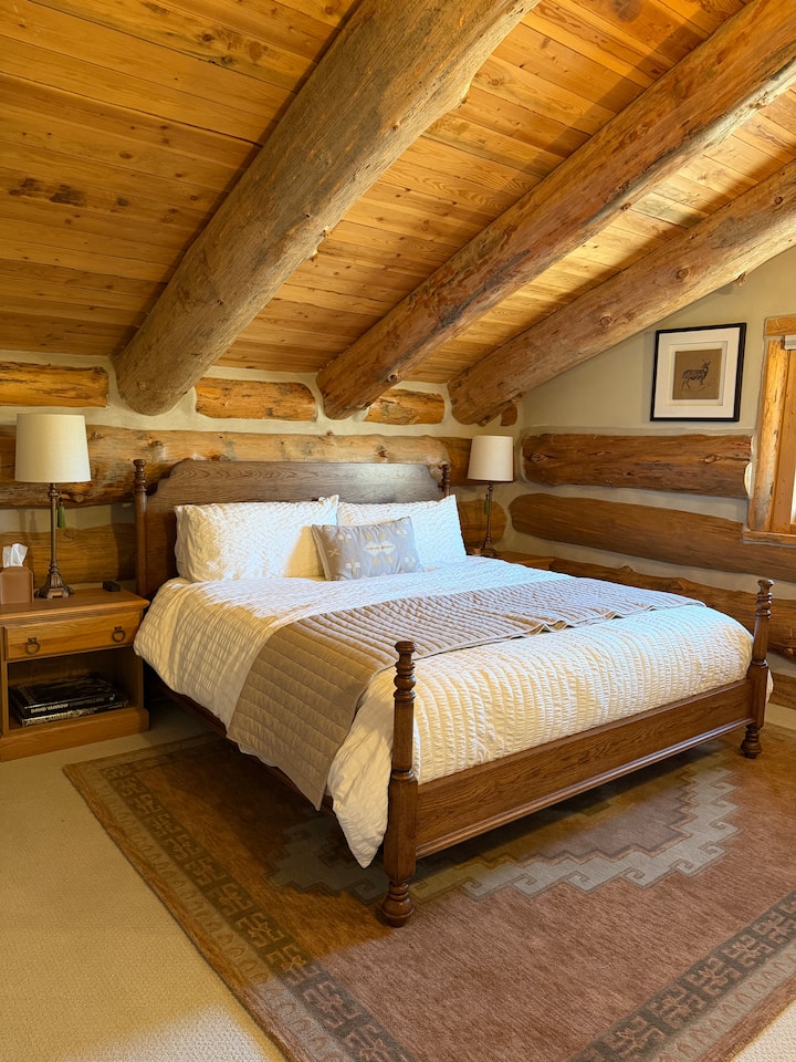 这间楼上卧室配有加大双人床和迷你分体式空调，可在夏季使用。 地下室的装备室里有幼儿床和婴儿游戏床。