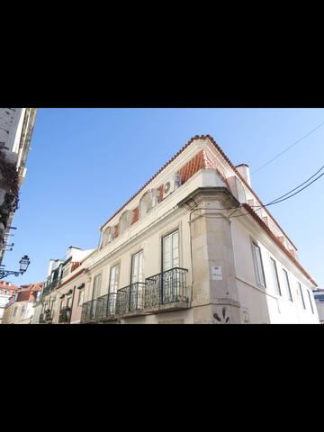 Historic 3 Bedroom Duplex Apartment in Lisbon gallery image 3
