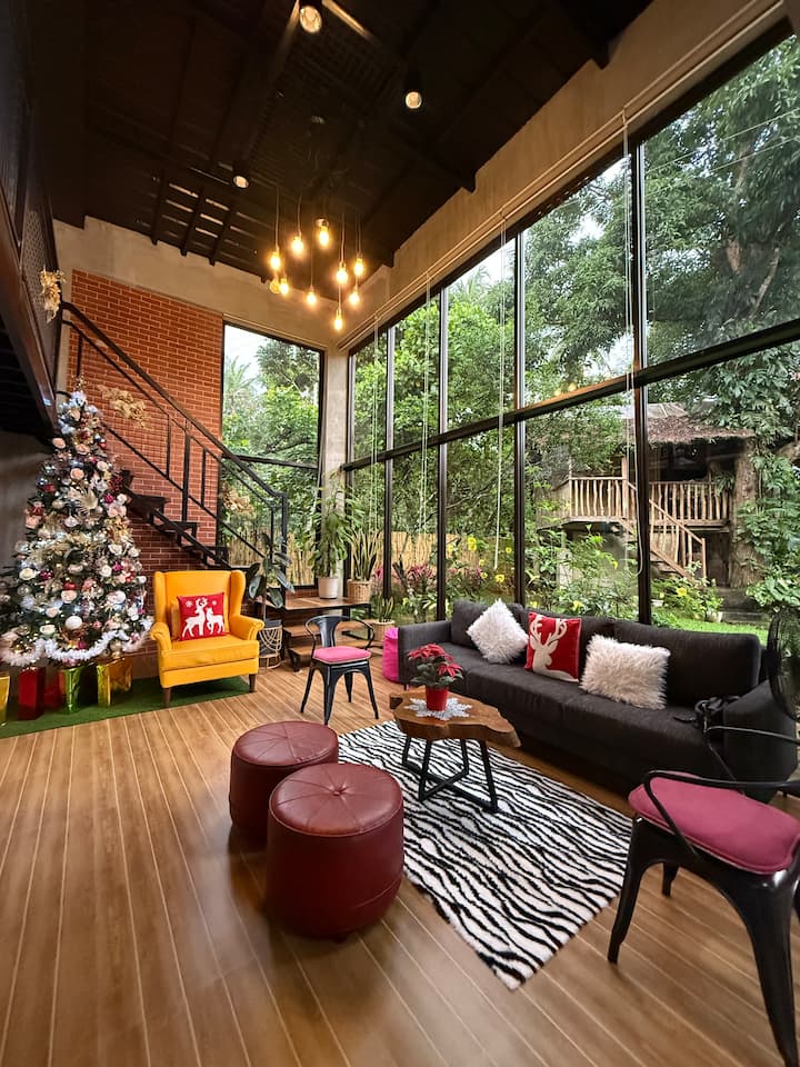A scenic GLASS HOUSE by the lake