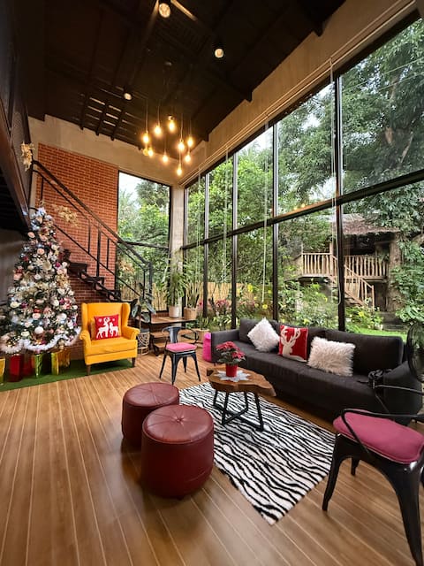 A scenic GLASS HOUSE by the lake