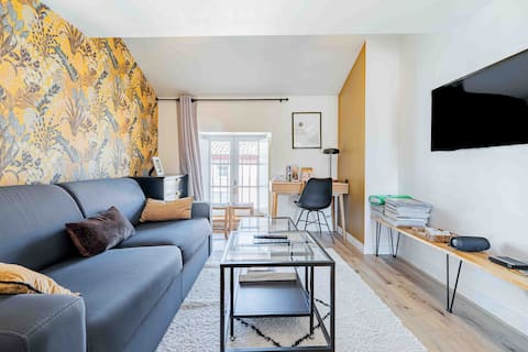 Popular Airbnb listing: Cozy nest – Spa & rooftop – City view – King size bed in Carcassonne
