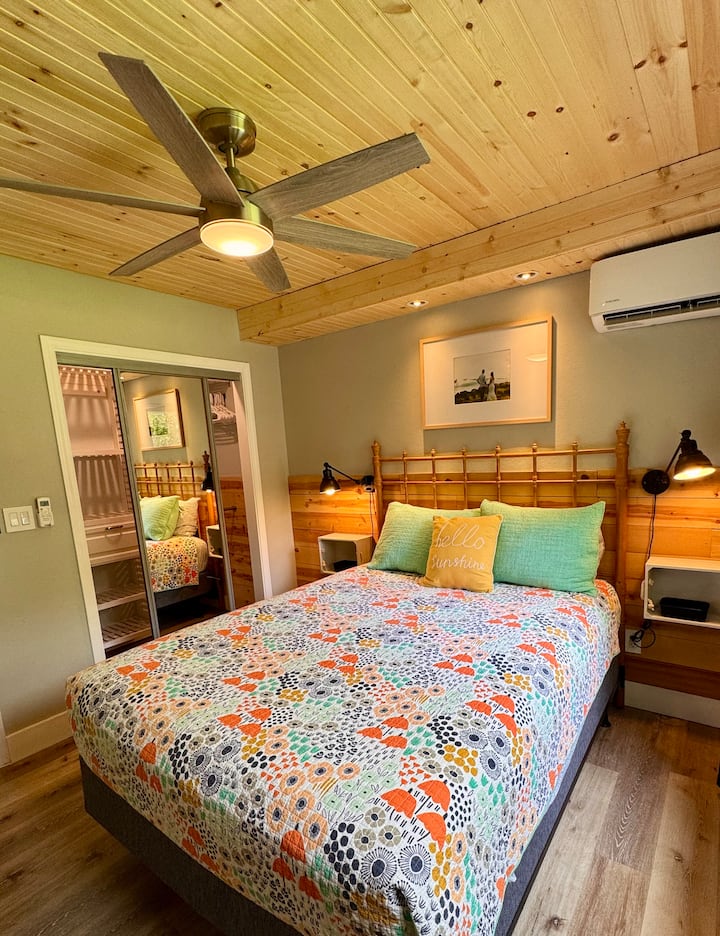 享受海滨舒适……客厅旁边的房间，配备较大的衣柜