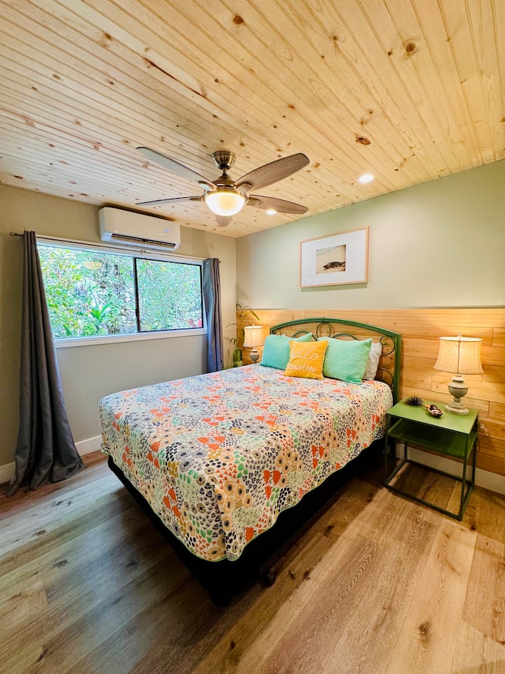 2号卧室配有舒适的标准双人床和宁静的色彩（房间最安静，因为房子最远的地方）