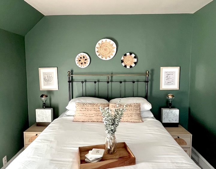 Dhoma e gjumit më e madhe me dollap, dy dyshekë dhe osmanë.