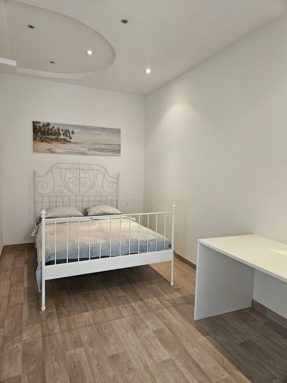 Брачен кревет, две перници и чаршаф за брачен кревет (во зима со полнење), ќебе. 