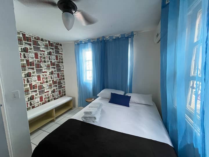 تقع غرفة النوم في الطابق الأول، وهي جيدة التهوية، وفي الخلف، مع سرير مزدوج، وتكييف الهواء، ومروحة السقف، ومرآة كاملة الطول، وتعتيم، وبياض سرير، ومناشف، وبطانية، وخزانة ملابس مزدوجة وقضبان نوافذ.