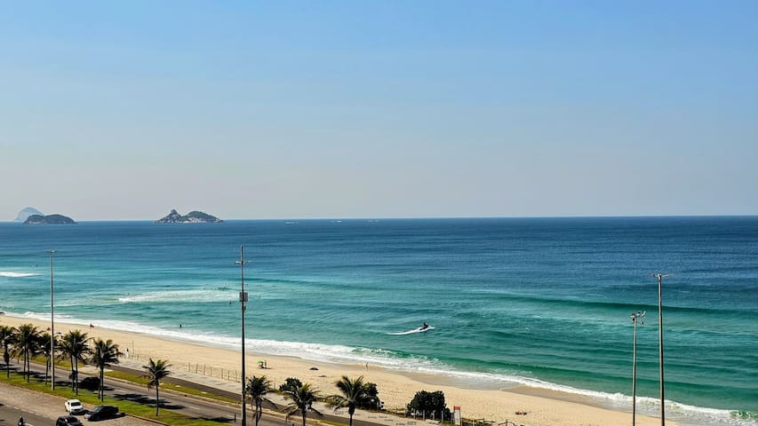 Gorgeous Beachfront Apt – 2 Suites & Garage!