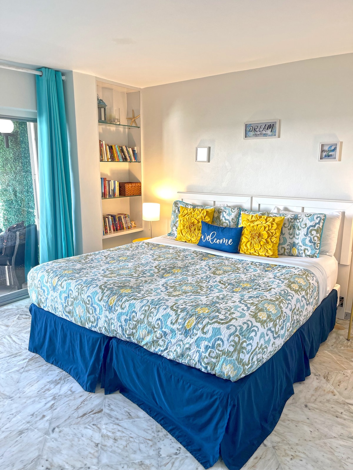 第二间主卧套房配有一张加大双人床、套房卫生间和阳台。 如果您愿意，床可以转换为两张单人床。 