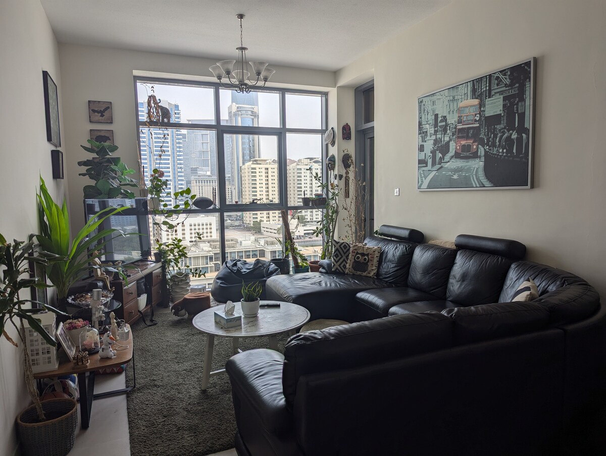 Top performing Airbnb: Lovely single room with skyline view - with cat in Al Satwa