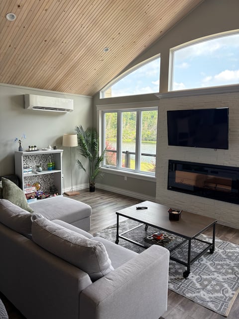 Stunning 3 bedroom vacation home with Hot tub