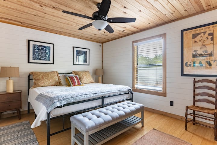 加大双人床，配有舒适的床垫、舒适的枕头和优质床单。