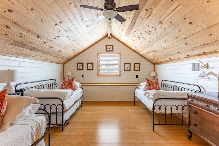 阁楼配有3张单人床，其中2张配有带脚轮的床。 非常适合睡眠派对！