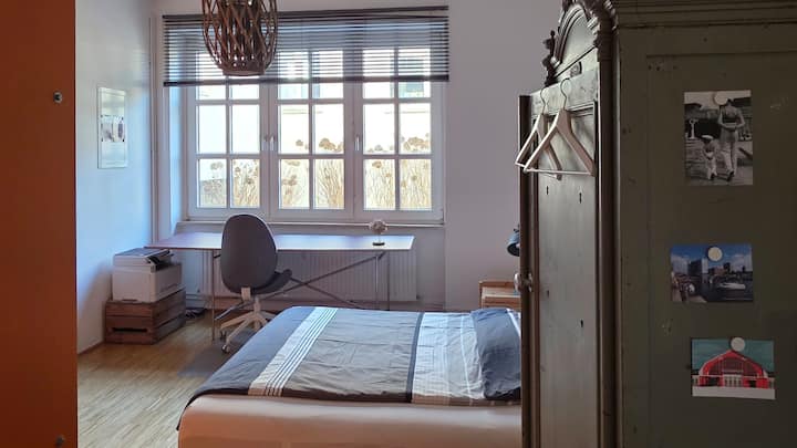 הכספת הישנה עם שני תאים משמשת כמתלה בגדים.