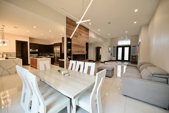 SPECTACULAR HOME WITH PRIVATE POOL AND MINI GOLF! gallery image 4