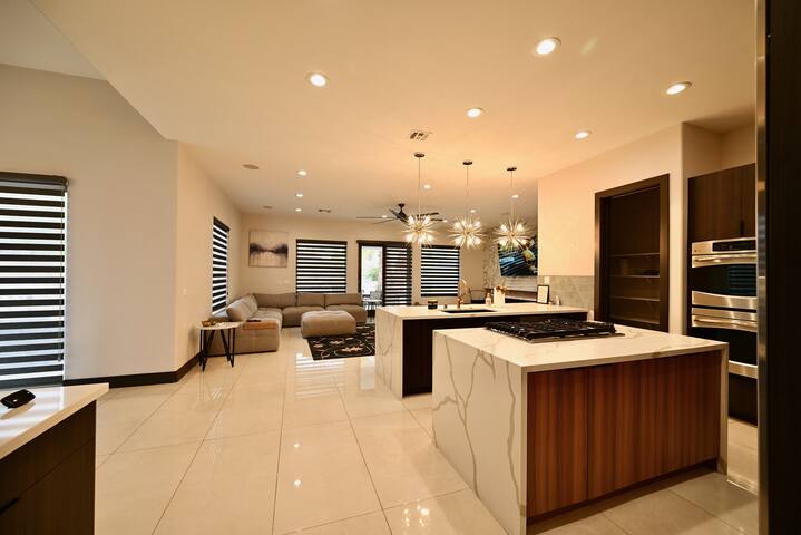 SPECTACULAR HOME WITH PRIVATE POOL AND MINI GOLF! gallery image 5