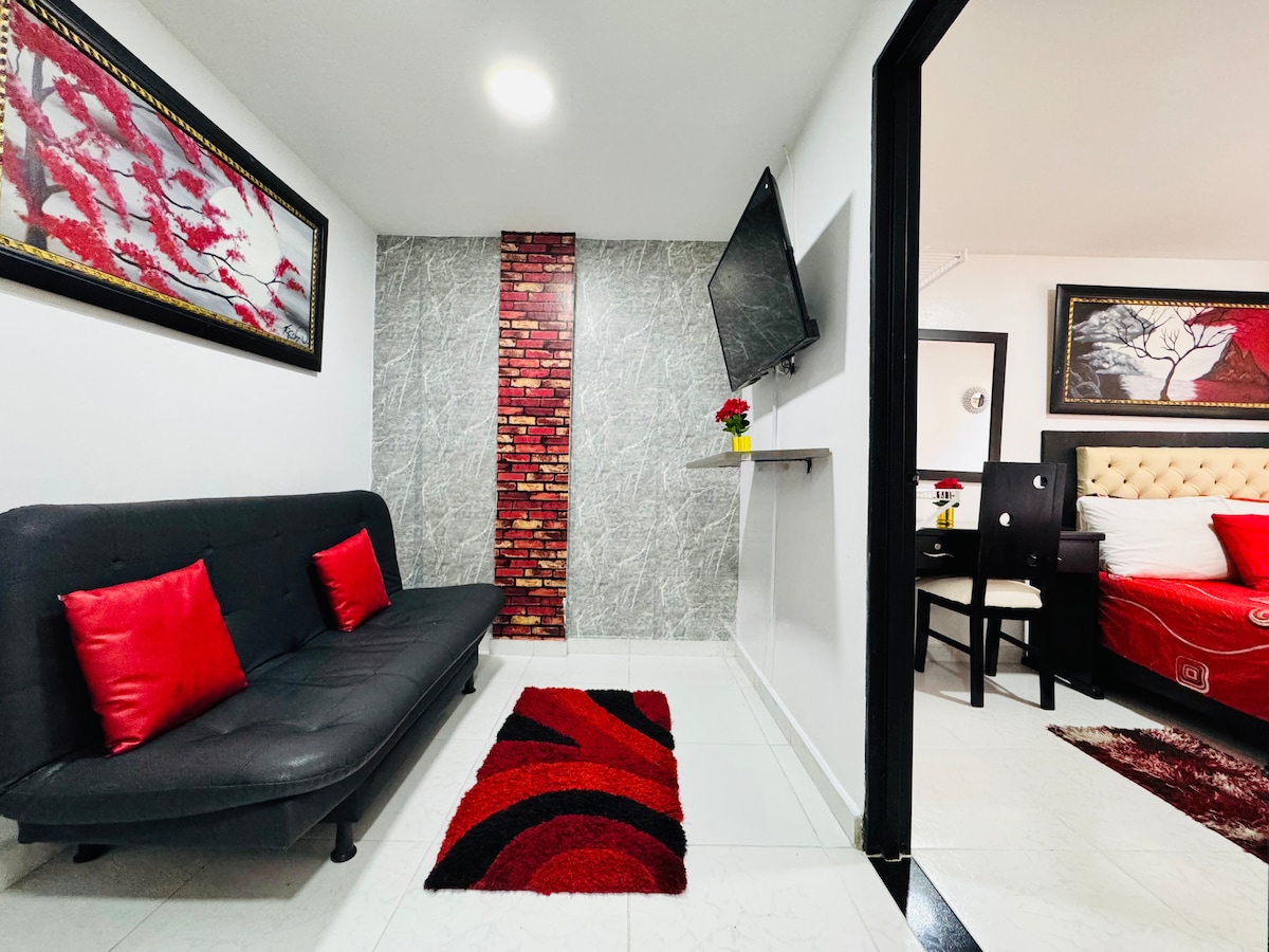 Sebule • 43" Smart TV • Netflix • Kitanda cha Sofa • Meza ya Dinning