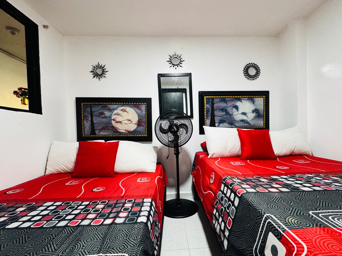 Vitanda 2 vya watu wawili • Kabati • Mito • Mablanketi • Feni Inayobebeka